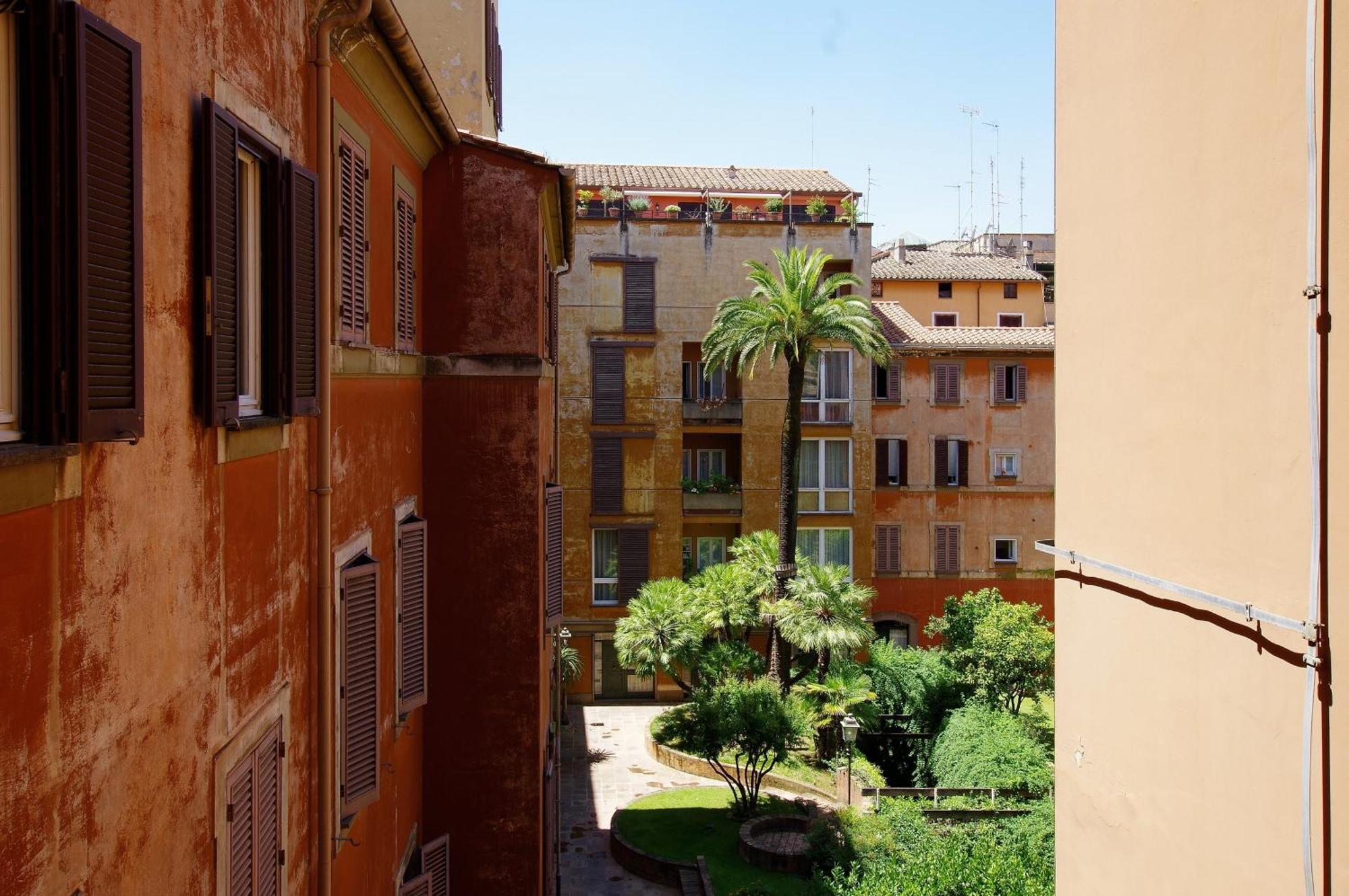 Roberta Fontana Di Trevi Apartment